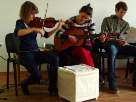 Összeállnak a tábori dalok és a kíséret...